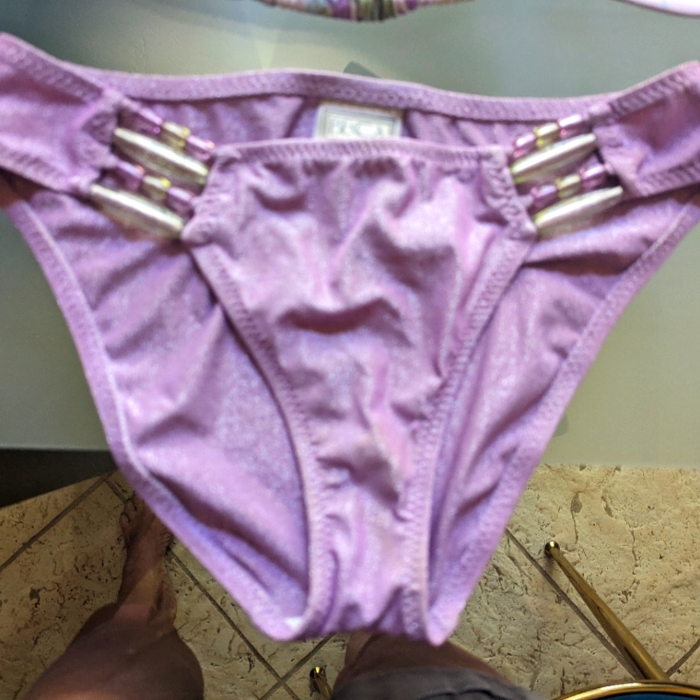 Bikini - Picture 2 of 7